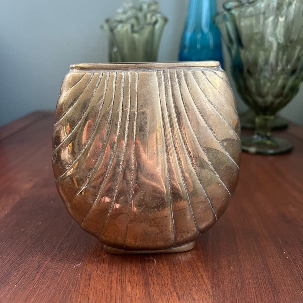 Dolbi Cashier Art Deco Shell Vase Vessel